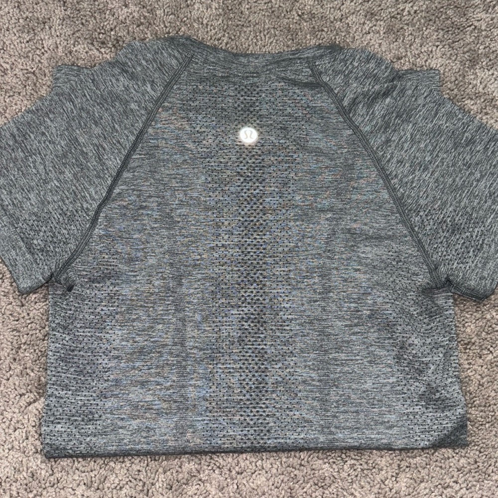 Lululemon Swiftly Tech Short Sleeve  2.0 / Size 2 / Color: Grey 🐘